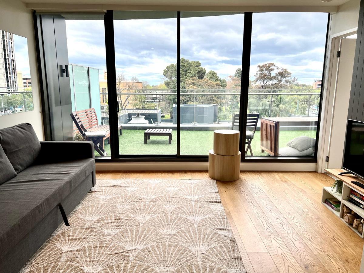 Readyset Apartments At Emerald Melbourne Exterior photo